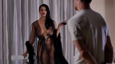 Nanasa ny mpifanolobodirindrina aminy hisotro dite ny vehivavy janga Kira ary nanala azy teo ambony latabatra fisakafoana